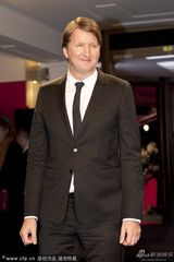 组图：《悲惨世界》首映 海瑟薇秀腿阿曼达露背