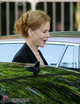 高清组图：妮可-基德曼片场拍新片 造型优雅知性