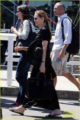 组图：朱莉亮相疑戴婚戒 与皮特再传秘婚