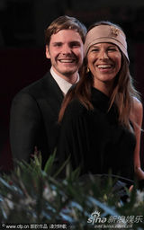 组图：非竞赛片《伊娃》首映 女演员与导演共舞