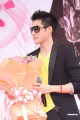 组图：周汤豪长针眼戴墨镜遮丑 公布择偶条件