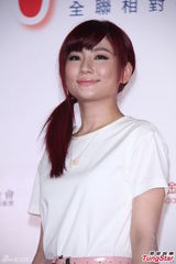 组图：Selina与老公共同做公益 浅笑清新似少女