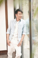 组图：郑恺居家风杂志写真 慵懒笑容展暖男魅力