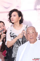 组图：飞儿乐团做公益 台上剪发挑战刀工