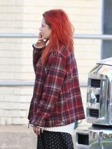 组图：暮光女染红发面显憔悴 与多男子片场吸烟