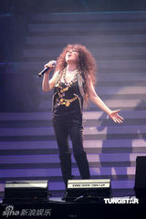 幻灯图：欧阳菲菲6年后再开唱 延时开场惹混乱