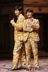 组图：李钟赫任昌丁演歌舞剧《穿透墙壁的男人》