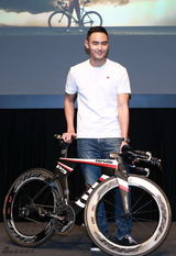 组图：《破风》发布会 彭于晏阮经天基情赛单车