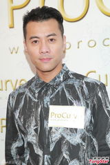 组图：梁汉文为老婆投资 情趣兼护肤稳赚不赔