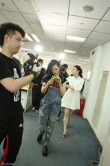 组图：张靓颖快闪入侵新浪 入职一天客串主编