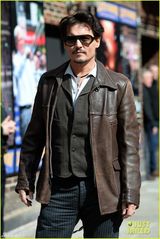 组图：德普胡茬性感 皮衣配条纹裤尽显型男本色