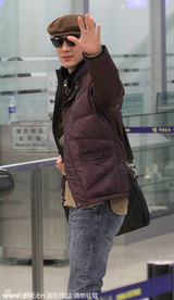 组图：王力宏携爱妻现身 李靓蕾小鸟依人