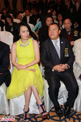 组图：刘嘉玲黄裙亮眼 与曾志伟评审亚太影展