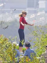 组图：泰勒空中弹跳孩子气 蓝色短裙修长美腿