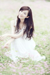 组图：韩雪漫步江南小镇 轻纱长裙显清新动人