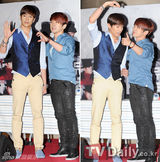 组图：韩国组合神话两人一组3地办签名会谢粉丝