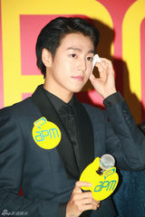 组图：韩星李玹雨来港跨年 热情与粉丝“抱抱”