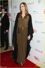 组图：朱莉飘逸薄纱似女神 隐约现底裤性感