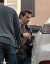组图：哈利-贝瑞与现男友马丁内兹从警局回家