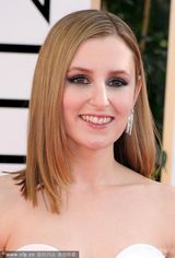 组图：金球红毯《唐顿庄园》劳拉低胸裙美艳