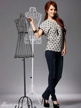 组图：张韶涵写真大片印花上衣配短裙大秀美腿