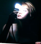 组图：卢凯彤拍《圆滑》MV遭面膜浆封耳鼻