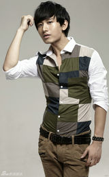 组图：成毅帅气写真显少年英气