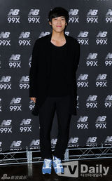 组图：李真旭等亮相活动 崔江熙风衣皮裙时尚