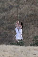 组图：打雷姐红艳泳装身材走样 与型男高空紧拥