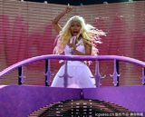 组图：麻辣鸡个唱粉丝强行上台 与保镖激烈扭打