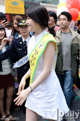 组图：韩团GirlsDay街头送路人爱心抱抱