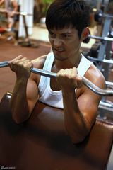 高清组图：严宽备战“浪子燕青” 健身房猛练肌肉