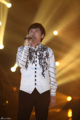 组图：周笔畅玩谢耳朵乐器 邓紫棋黑丝秀腿