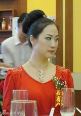 组图：芙蓉姐姐喜庆走进政协礼堂 小口吃饭扮优雅