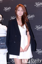 组图：裴斗娜金材昱SISTAR等出席慈善派对