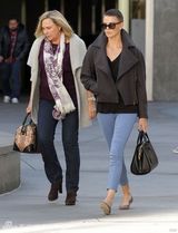 组图：塞隆与母亲看电影 短大衣配圆寸帅气