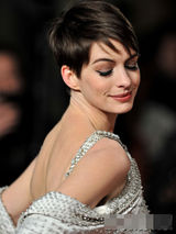 组图：安妮-海瑟薇大露背亮相首映 阿曼达性感秀乳沟