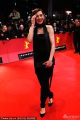 组图：女星克里斯蒂安妮-保罗裤装变女强人