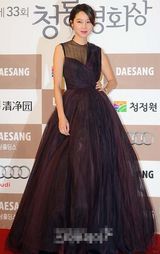 组图：孔孝真亮相青龙红毯 黑色纱裙大秀美背