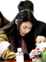 组图：《九家之书》台词排练 李胜基秀智默契