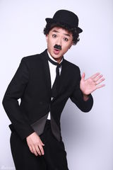 组图：何炅谢娜饰演绝代双骄 贾玲神似周晓鸥