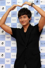 高清图：郑元畅赴韩国庆生 首尔延世大学会粉丝