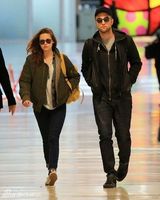 组图：暮光情侣档齐戴墨镜扮酷脸现身机场