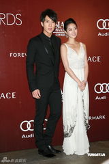 幻灯：亚洲电影大奖后台星光耀眼 获奖者喜笑颜开