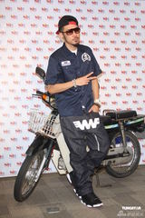 组图：热狗睽违三年出专辑 承诺专辑卖超5万就全裸