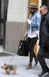 高清组图：超模米兰达-可儿街拍牛仔外套搭衬衣