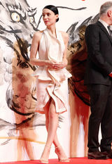 高清组图：鲁妮-玛拉性感白色露背礼服亮相东京