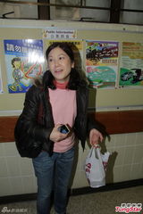 组图：欧阳震华出院流泪谢老婆 称病发无关酒精