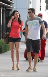 组图：梅根福克斯红装娇艳 和老公亲密牵手出行