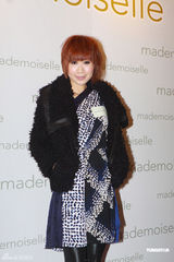 周丽淇文咏珊性感出席时装展 迷你裙秀傲人身材(图)